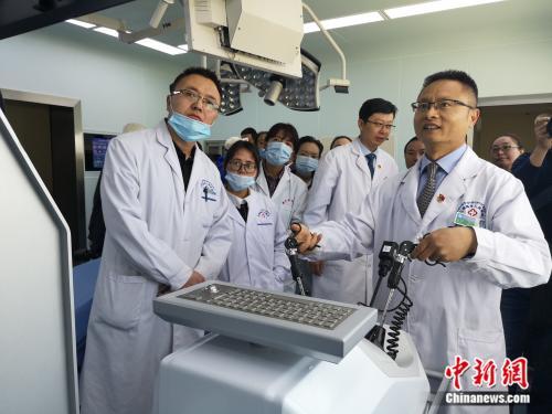 复旦大学附属中山医院郭卫刚医生(右前一)在日喀则人民医院进行手术演示教学。<a target='_blank' data-cke-saved-href='http://www.chinanews.com/' href='http://www.chinanews.com/' >中新网</a>记者 阚枫 摄