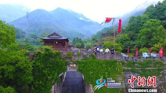 九江国际名茶名泉博览会名茶名泉文化论坛在位于江西省九江市庐山市桃花源景区举行。 刘占昆 摄