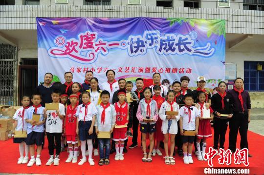 湖北爱心人士赴巴东县贫困山区捐资助学