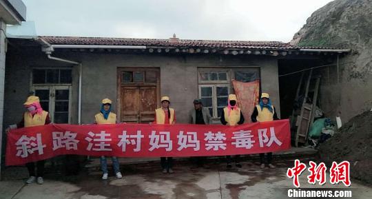 图为“禁毒妈妈队”深入田间地头开展帮教工作。　钟欣 摄