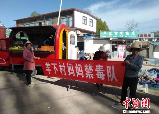 图为“禁毒妈妈队”深入田间地头开展帮教工作。　钟欣 摄