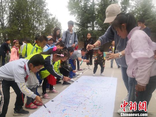 图为山区孩子们和城里孩子们共同完成画作。 崔琳 摄