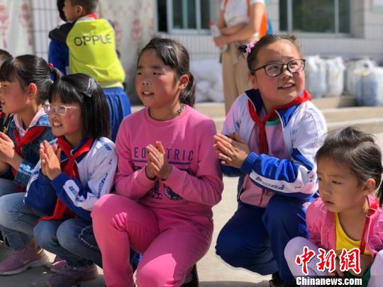 图为山区孩子们和城里小支教一同做游戏。　崔琳 摄