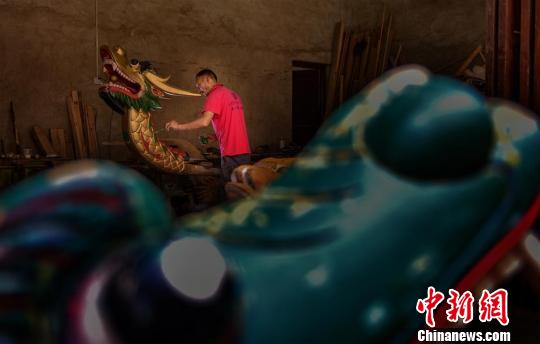 陈兵寿正在雕刻龙头。 道县宣传部供图