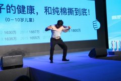 上海科技馆上演手撕睡衣 解读纯棉认知误区