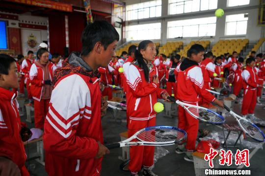 图为6月4日，拉萨市当雄县中学的学生们在练习网球。　张伟 摄