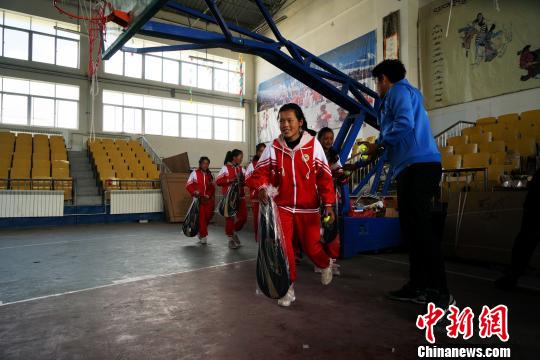 图为6月4日，拉萨市当雄县中学的学生们在领取网球器材。　张伟 摄