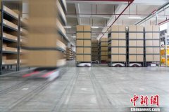 搬运机器人显“神威”