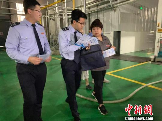 图为甘肃省天水市武山县税务干部深入企业宣传减税降费政策。 甘肃省税务局供图 摄