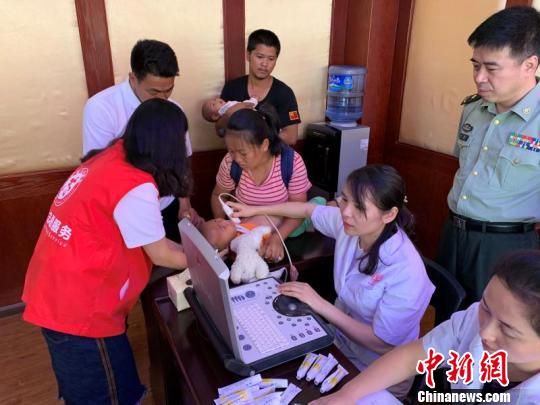 图为专家为先心病患儿义诊。　王磊 摄
