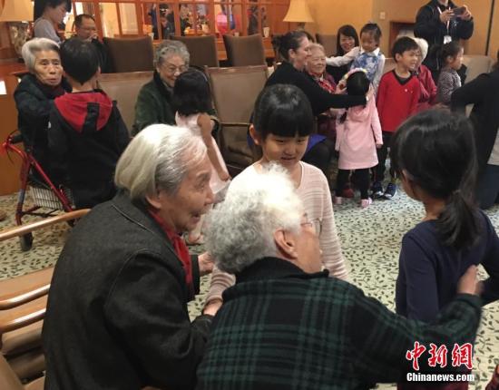 资料图：老人们与幼儿园小朋友一起做游戏。<a target='_blank'  data-cke-saved-href='http://www.chinanews.com/' href='http://www.chinanews.com/'>中新社</a>记者 杜燕 摄
