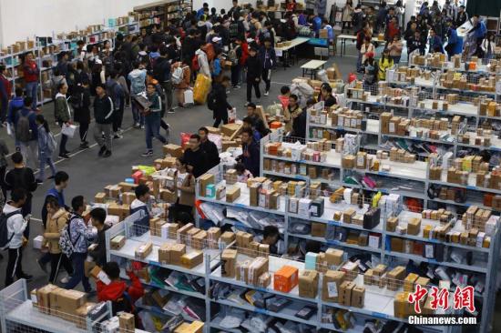 资料图:大学生有序领取各自的快件。<a target='_blank' data-cke-saved-href='http://www.chinanews.com/' href='http://www.chinanews.com/'>中新社</a>记者 泱波 摄