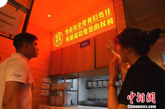 郑州某饺子馆张贴醒目标语欢迎消费者进4D厨房参观。　韩章云 摄