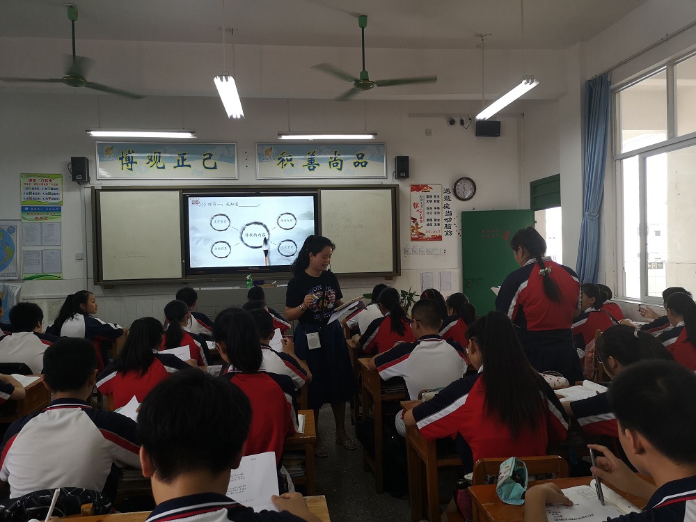 按住CTRL键使用鼠标滚轮缩放图片
