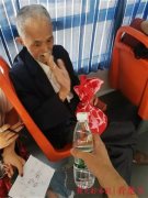 八旬老人乘车迷路 司警合力助其回家