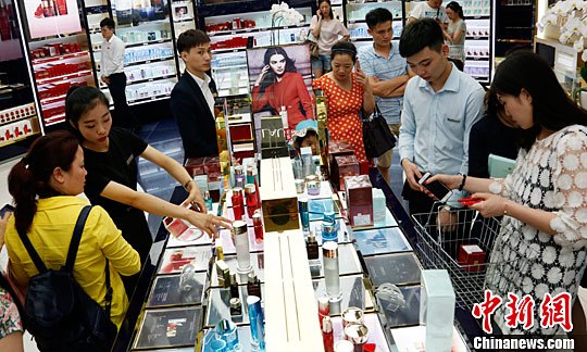 资料图:游客在三亚国际免税城购买免税商品。<a target='_blank' data-cke-saved-href='http://www.chinanews.com/' href='http://www.chinanews.com/'>中新社</a>记者 尹海明 摄