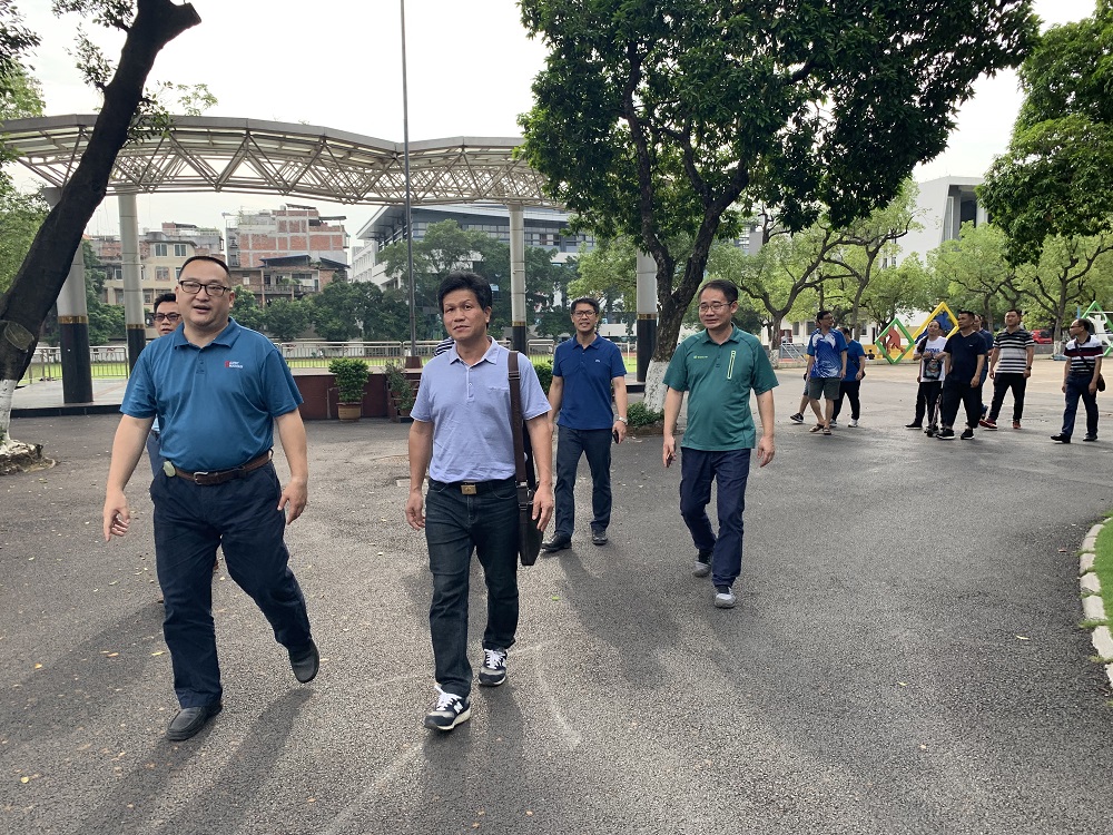 按住CTRL键使用鼠标滚轮缩放图片