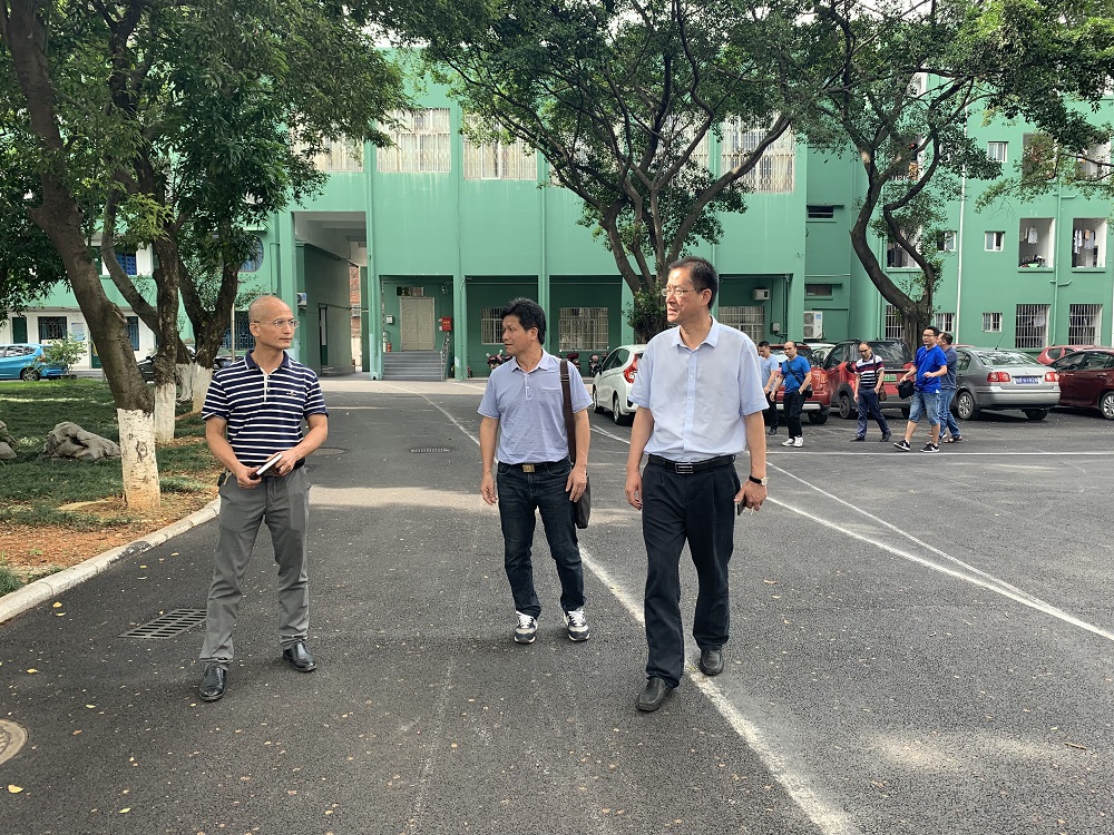按住CTRL键使用鼠标滚轮缩放图片