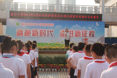 按住CTRL键使用鼠标滚轮缩放图片
