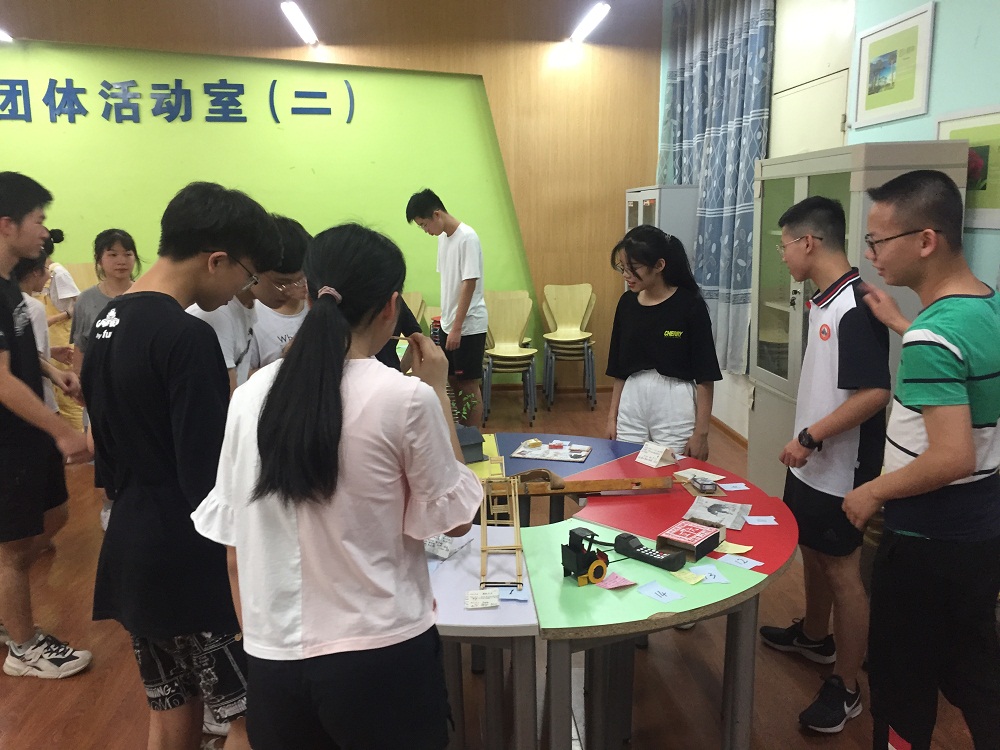 按住CTRL键使用鼠标滚轮缩放图片