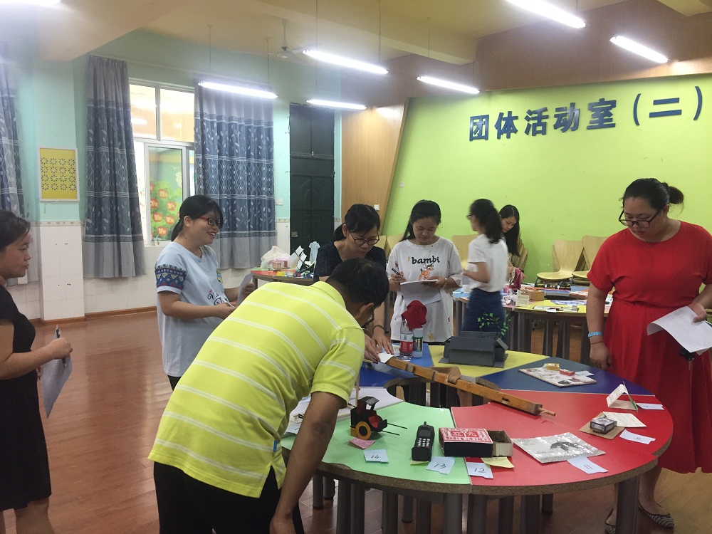 按住CTRL键使用鼠标滚轮缩放图片