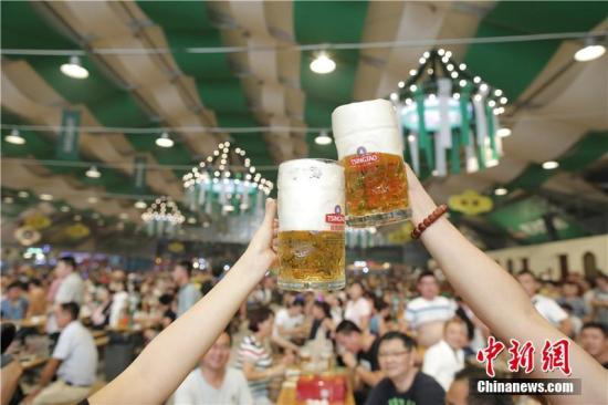 资料图:青岛啤酒节。