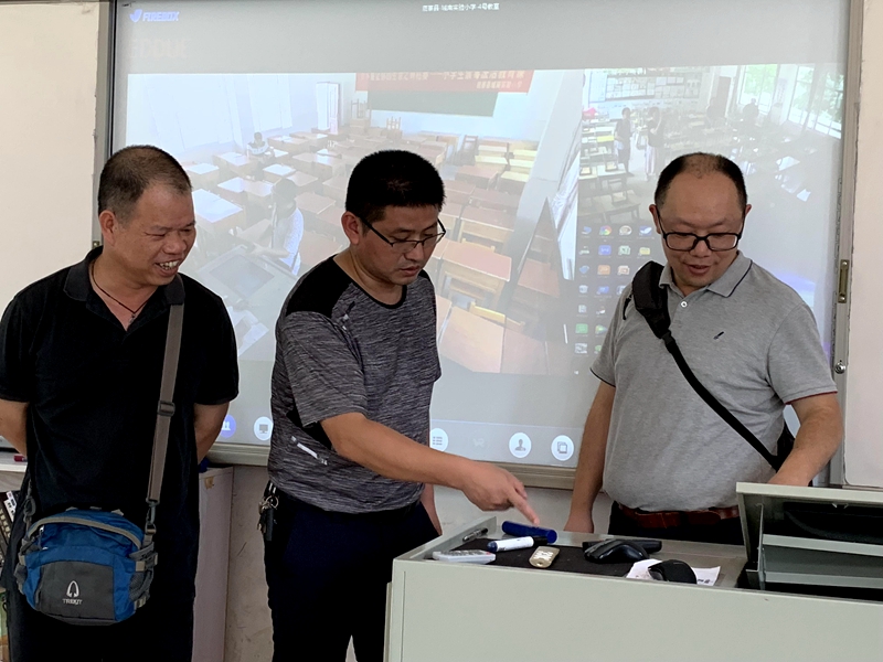 在鹿寨县城南实验小学检查同步课堂项目.jpg