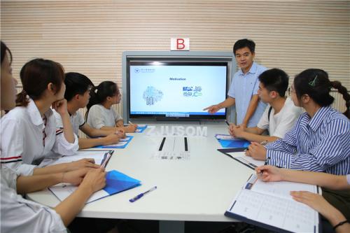 浙大管院师生在进行小组讨论。浙江大学管理学院供图。