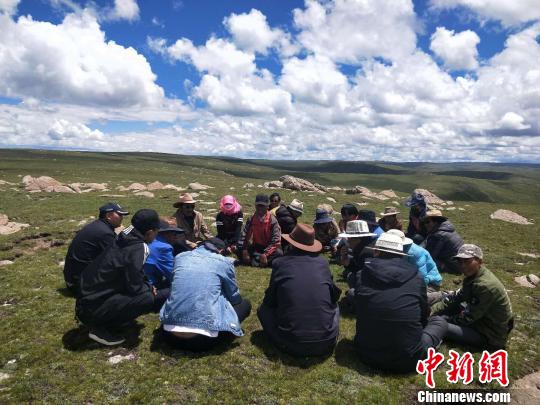 图为中国铁路青藏集团有限公司的驻村工作队与申格卡岗村农牧民座谈。 青藏铁路集团公司 供图 摄