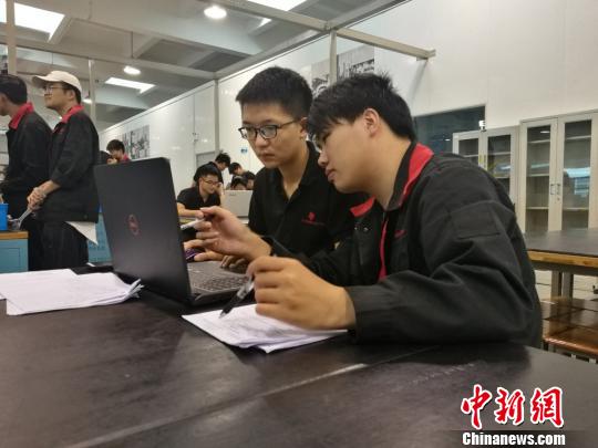 目前,太仓“双元制”模式培养出的毕业生每年都供不应求。 钟升 摄