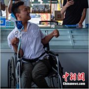 励志！残疾小伙用舌头做电商 “舌尖上的网店”打开致富门