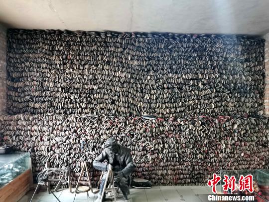 图为“万鞋墙”。 高庆国 摄