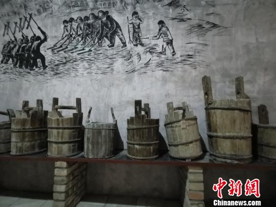 图为各种运水工具。 高庆国 摄