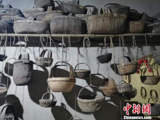 图为各式各样的篮子。 高庆国 摄