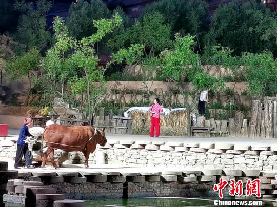 图为村民演出《高高山上一头牛》。 高庆国 摄