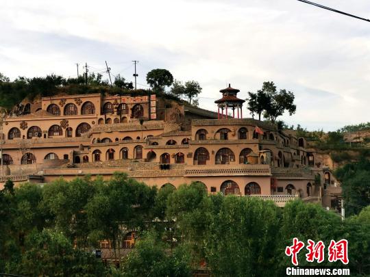 图为窑洞群。 高庆国 摄