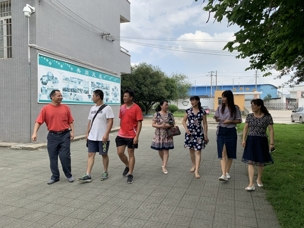 按住CTRL键使用鼠标滚轮缩放图片