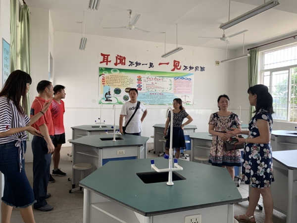 按住CTRL键使用鼠标滚轮缩放图片