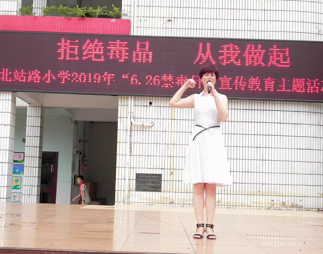 按住CTRL键使用鼠标滚轮缩放图片