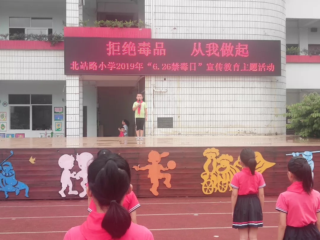 按住CTRL键使用鼠标滚轮缩放图片