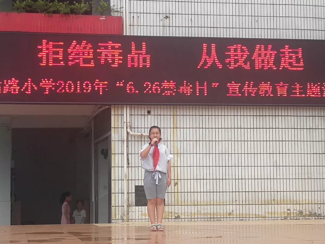 按住CTRL键使用鼠标滚轮缩放图片