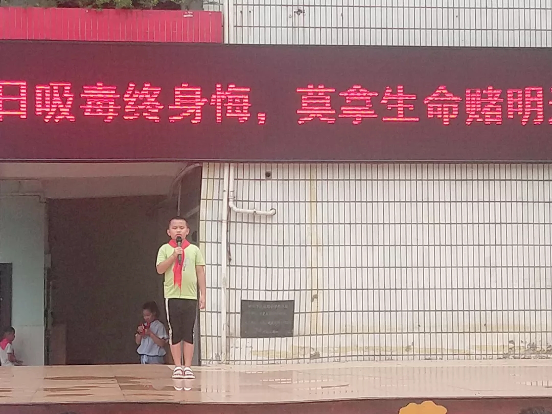 按住CTRL键使用鼠标滚轮缩放图片