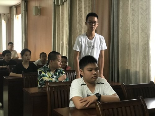 按住CTRL键使用鼠标滚轮缩放图片