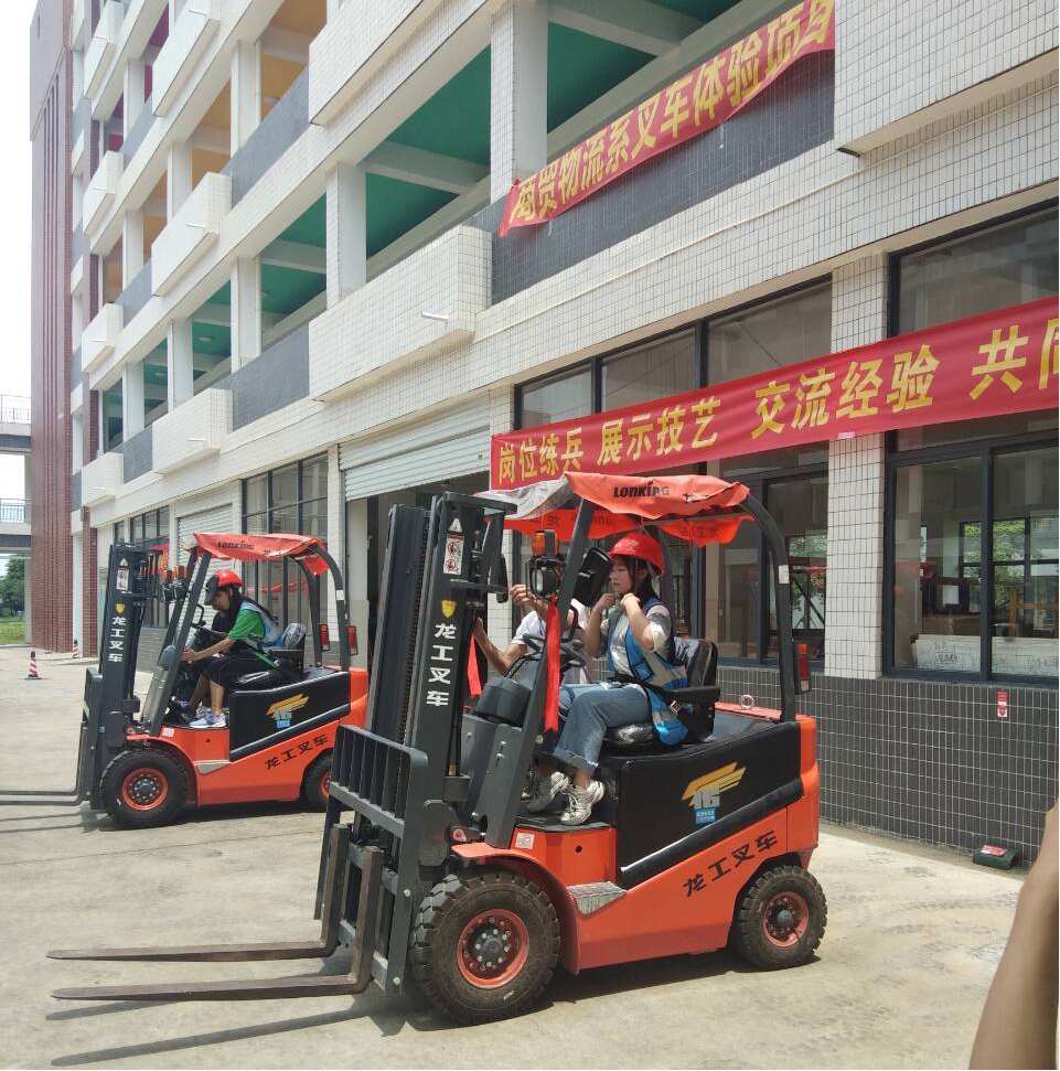 按住CTRL键使用鼠标滚轮缩放图片
