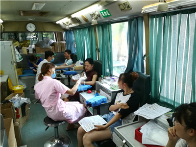 按住CTRL键使用鼠标滚轮缩放图片
