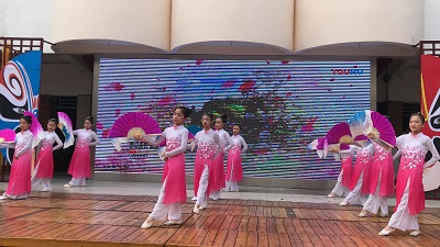 按住CTRL键使用鼠标滚轮缩放图片