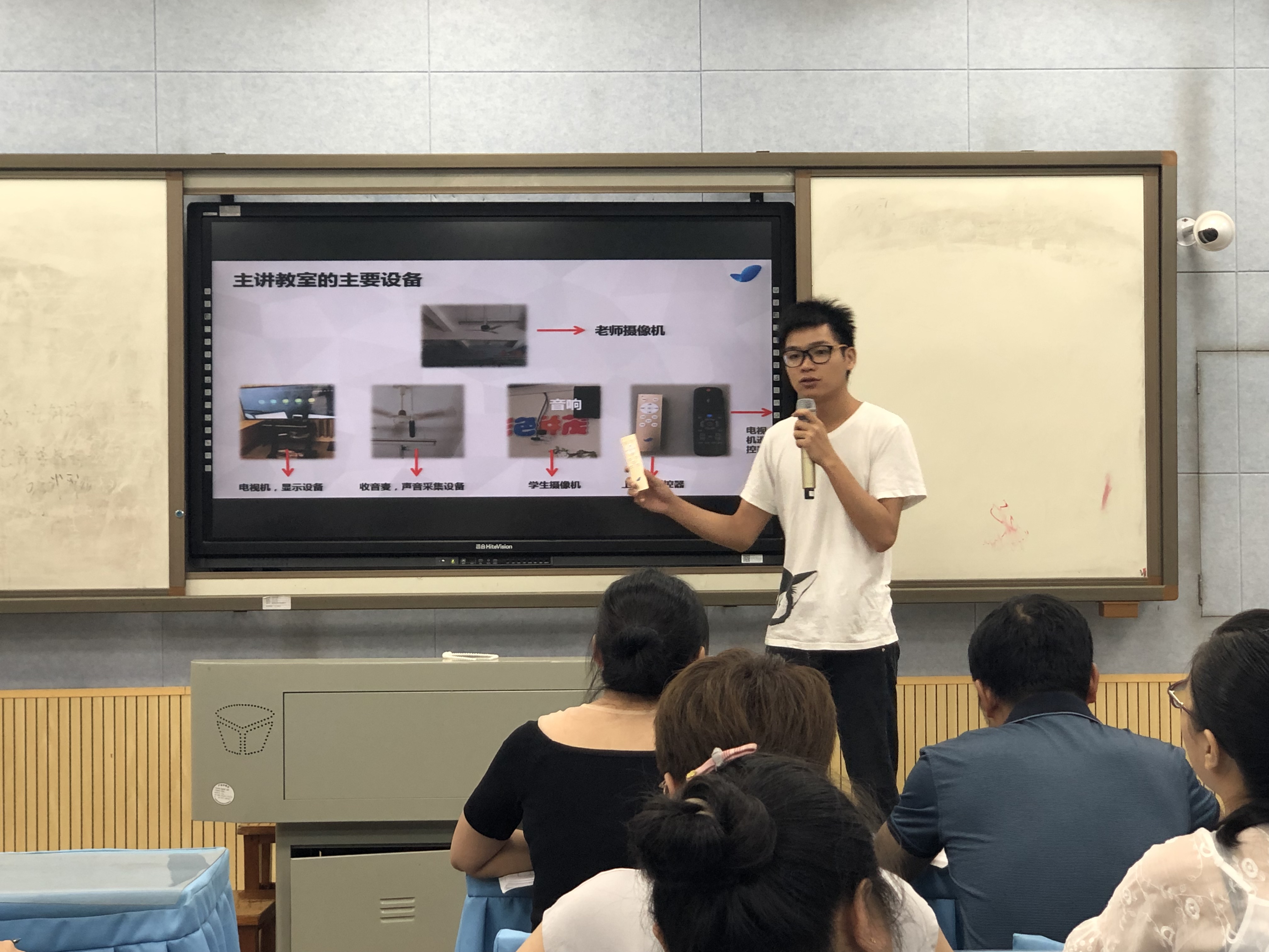 按住CTRL键使用鼠标滚轮缩放图片