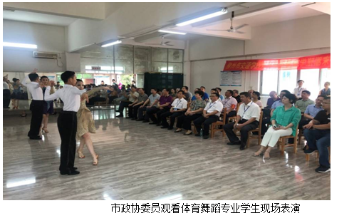 按住CTRL键使用鼠标滚轮缩放图片