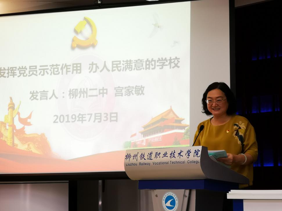 按住CTRL键使用鼠标滚轮缩放图片