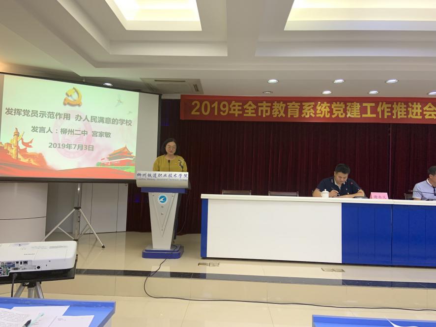 按住CTRL键使用鼠标滚轮缩放图片